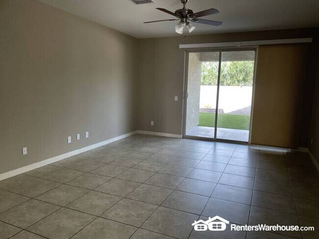 Building Photo - North Phoenix Beauty 4bed + den 3bath clos...