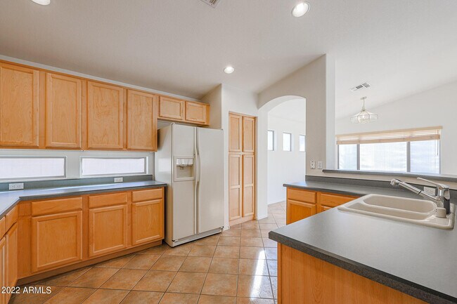 Building Photo - 333 W Raven Dr