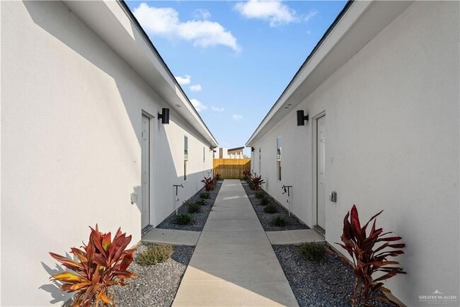 Building Photo - 508 N Onyx Ave