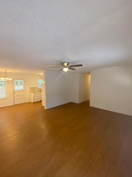 Building Photo - 3402 S Oak Dr
