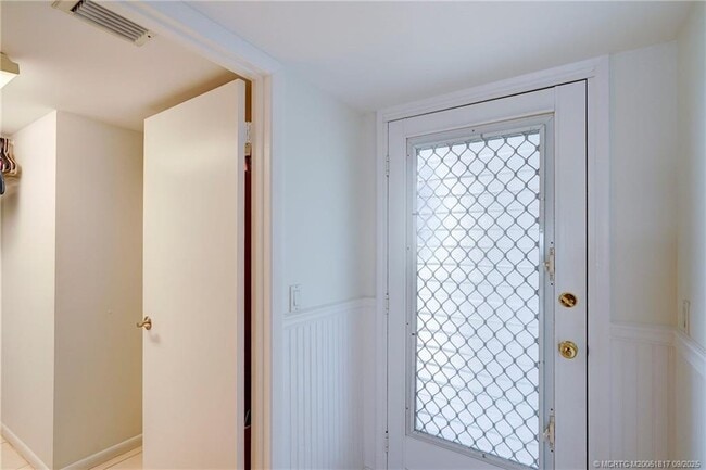 Building Photo - 10 NE Plantation Rd