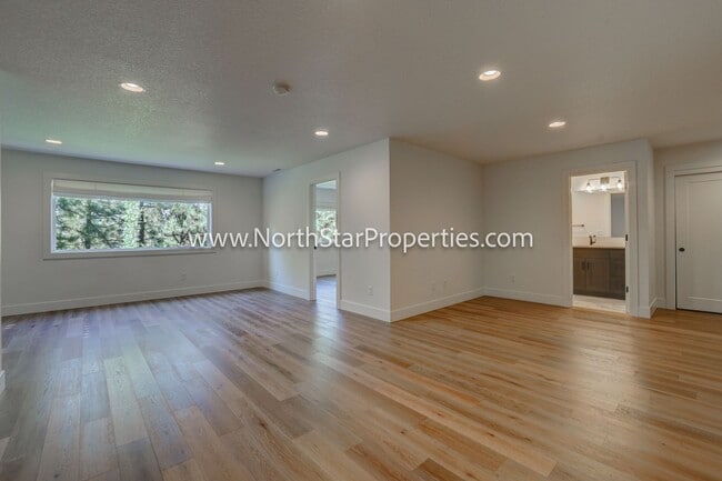 Building Photo - Beautiful home in NW Bend