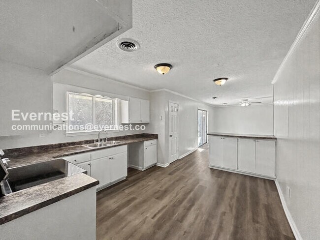 Building Photo - 3 Bed/2 Bath Home with Carport / Pet-Friendly / Available Now!