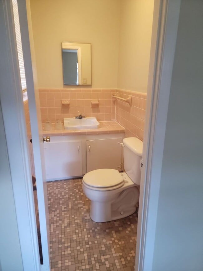 Building Photo - 3 BD 1.5 BA Ocean Springs Rental in the Go...