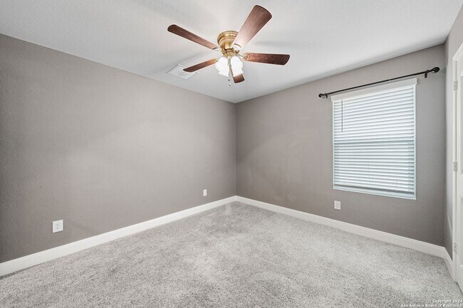 Building Photo - 1080 Amble Oak