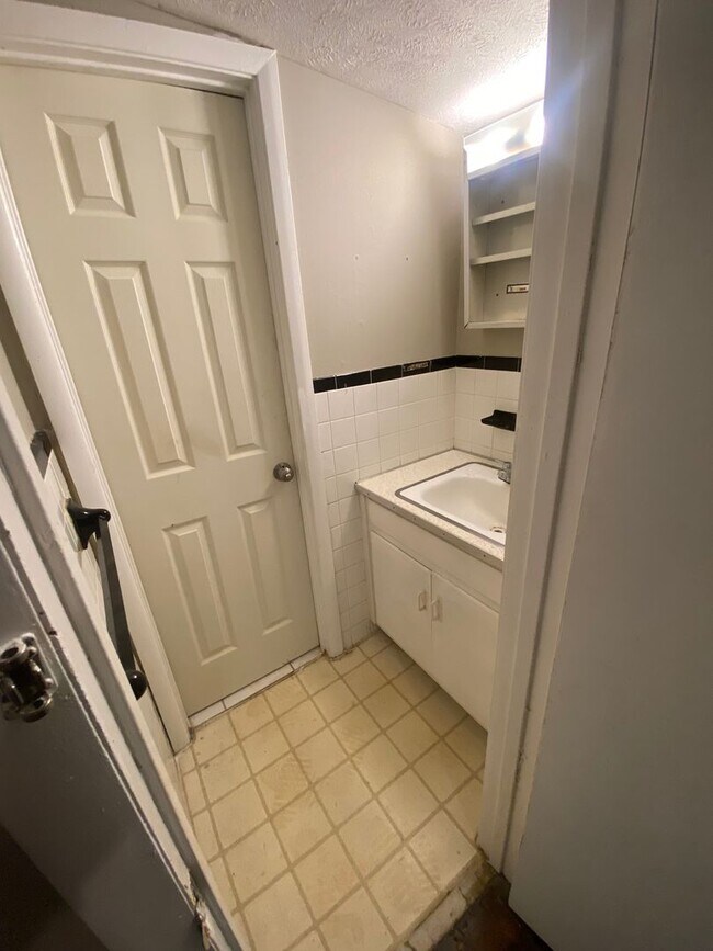 Building Photo - **AVAILABLE NOW**3 Bedroom / 1.5 Bathroom ...