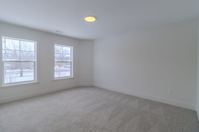 Building Photo - 1502 Simsbury St