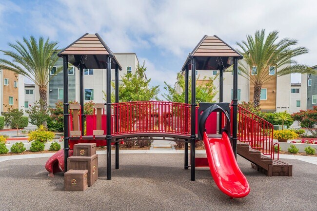 Building Photo - Beautiful Gardena Condominium in Gated Com...
