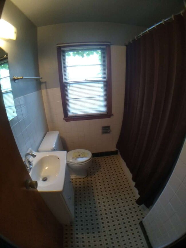 Building Photo - 326 N 68th St