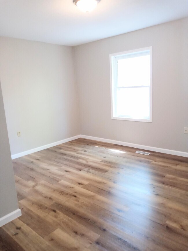 Building Photo - 728 1/2 SW Cambridge Ave