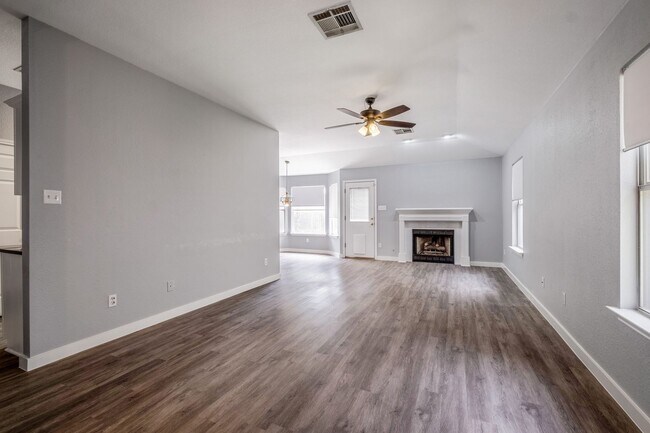 Building Photo - Beautiful & Convenient 3 Bedroom, 2 Bath Home in North Austin