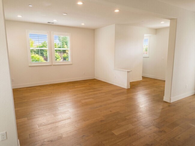 Building Photo - Spacious Alameda Landing Home with Premium Upgrades