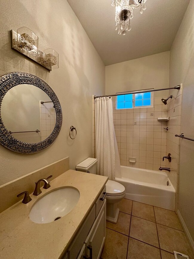 Building Photo - 3 bed 2 bath Well-Maintained Home in Prime...