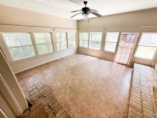 Building Photo - Large 4 bedroom in Highland!