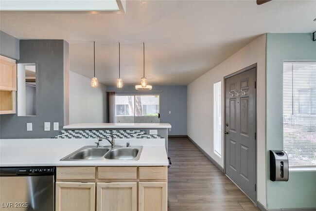Building Photo - 3168 Tarpon Dr
