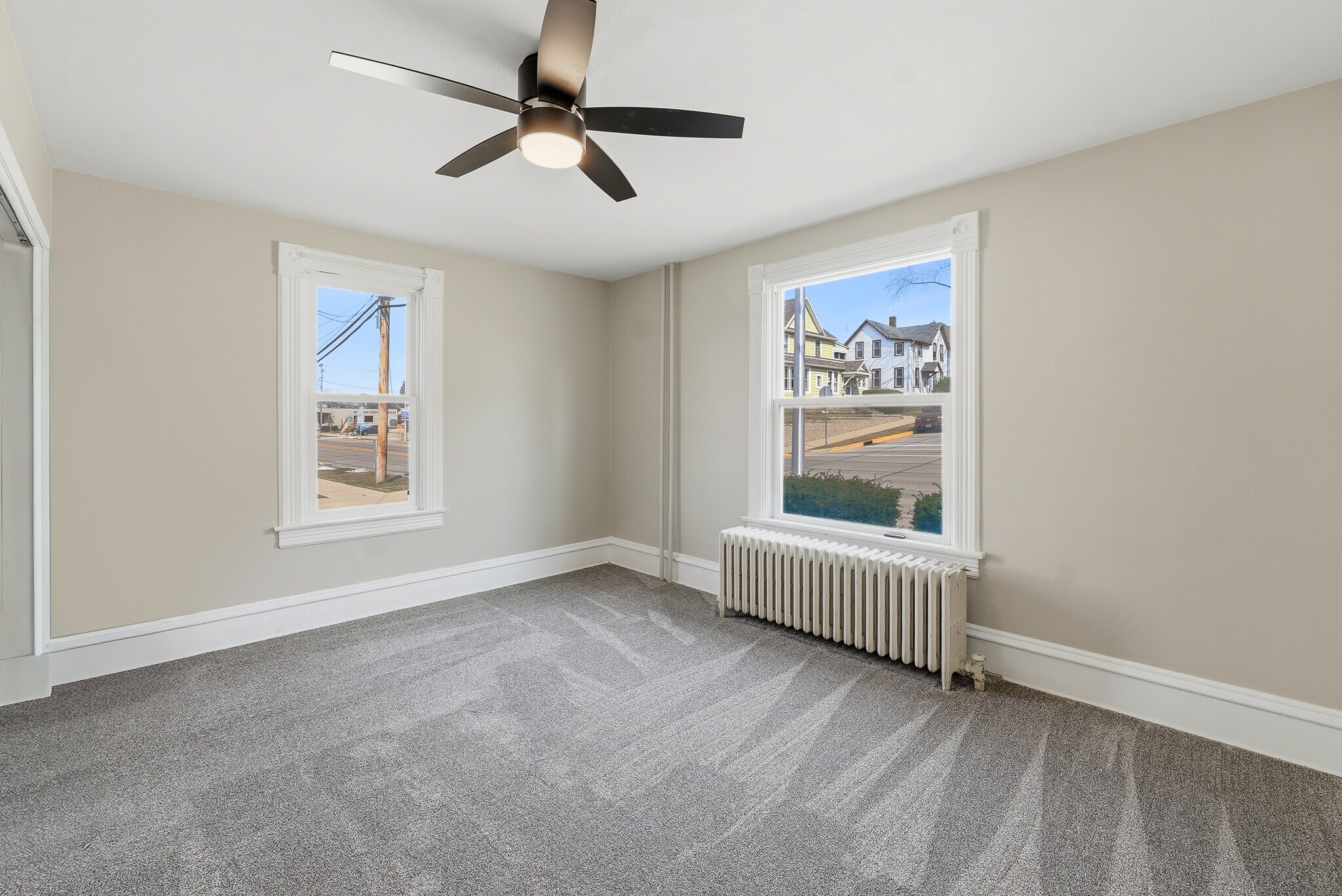 Building Photo - 418 S Spring St