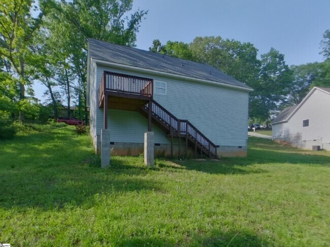 Building Photo - 305 Bonita Dr