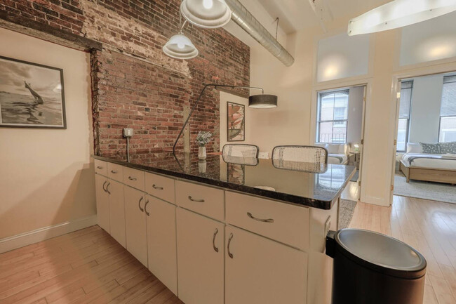 Building Photo - 37 Temple Pl