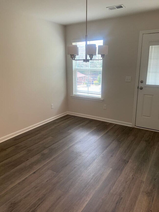 Building Photo - Mary Black Properties