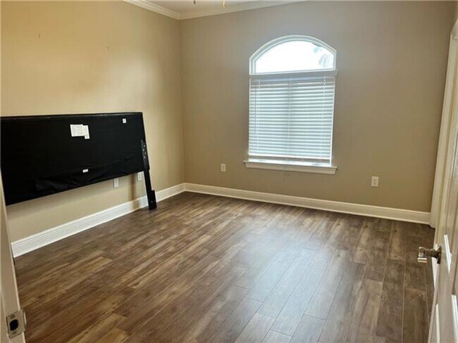 Building Photo - Beautiful and Spacious townhome in gated Clipper Estates. Three bedrooms, each with a private bat...