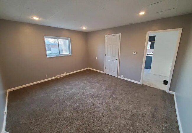 Building Photo - 5301 Hamilton Ave