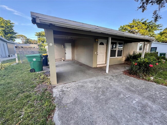 Building Photo - 4720 SW 25th Terrace