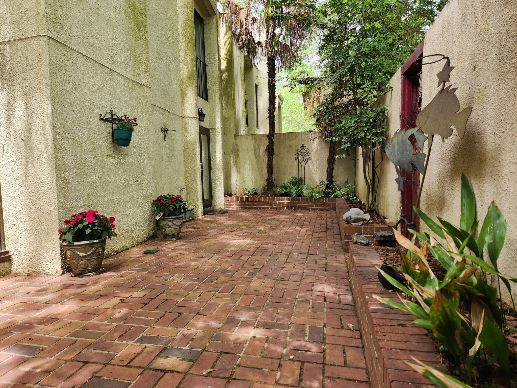 Courtyard - 1333 S Ponce de Leon Ave NE