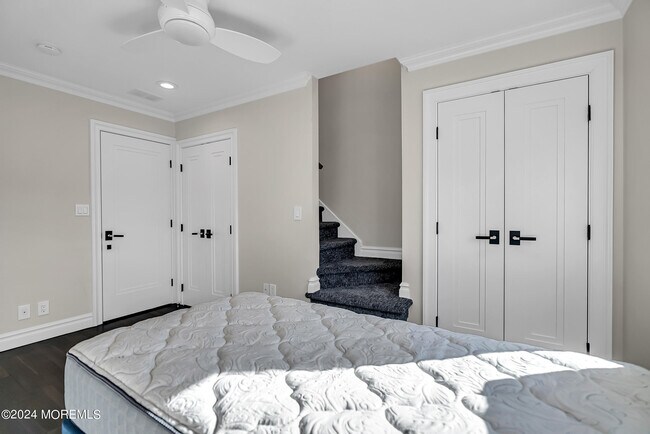 Building Photo - 215 Hollywood Ave