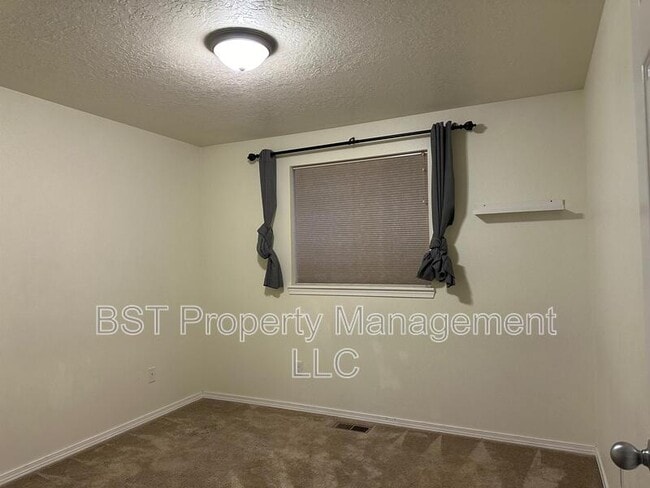 Building Photo - 6913 Owl Dr SE