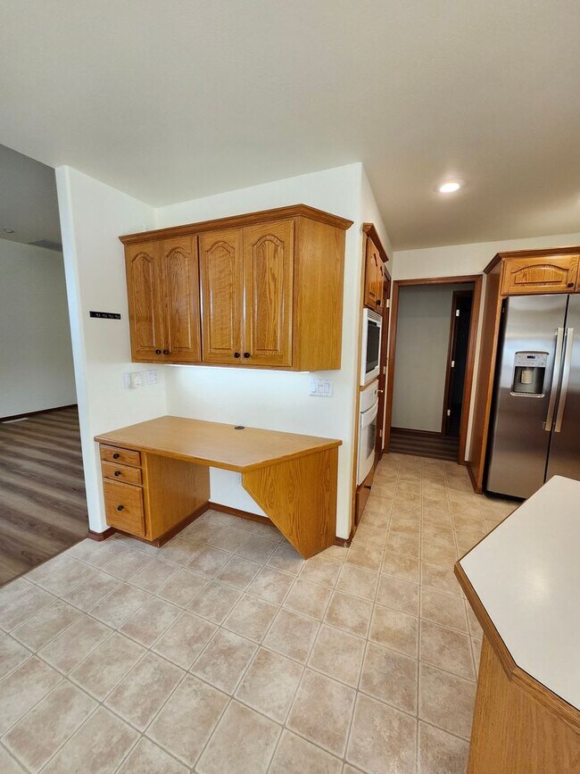Building Photo - New Listing in a Beautiful Location in a Golf Community