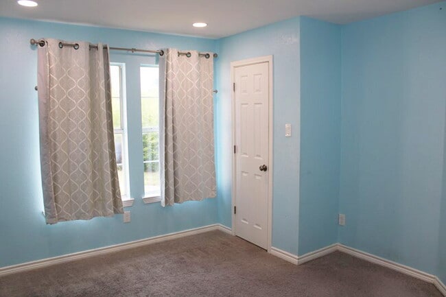 Building Photo - "Lovely 4-Bedroom Lakeside Retreat in Rock...