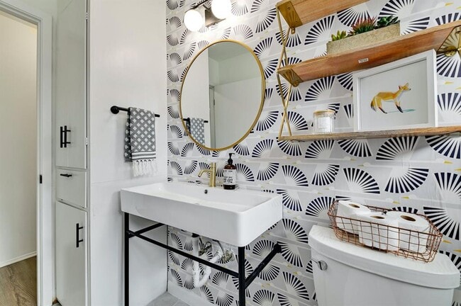 Building Photo - 608 Amesbury Ln