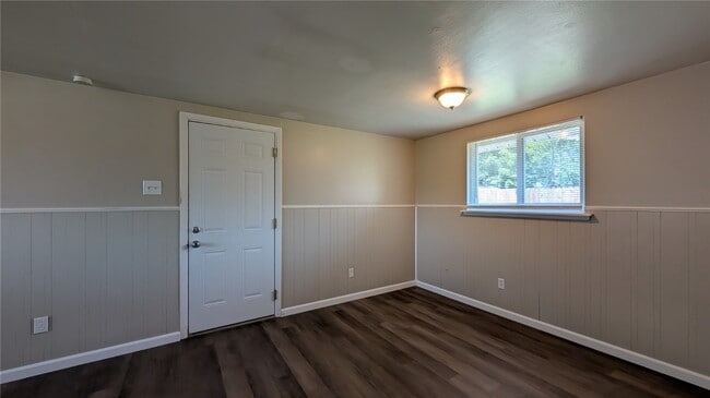 Building Photo - 303 Eggering Dr