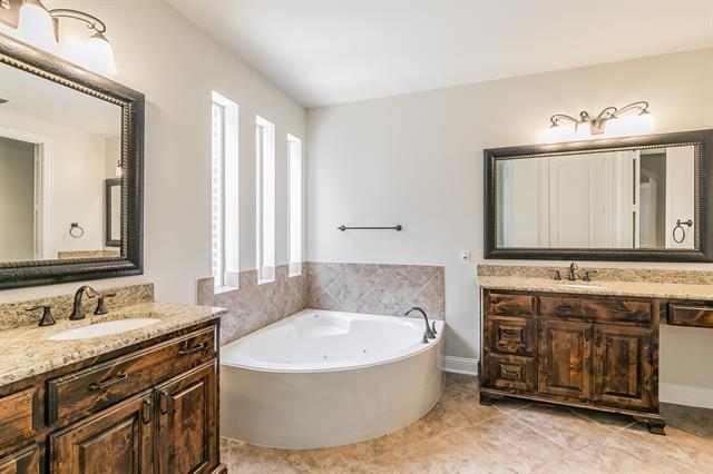 Building Photo - 2732 Waverley Dr