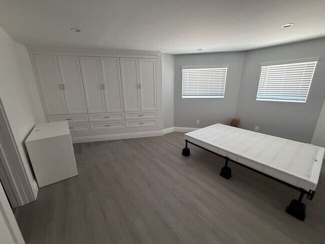 Building Photo - 3 bedroom house with amazing views