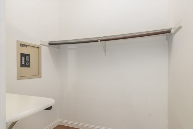 Building Photo - 910 Fleetwood Pl Dr