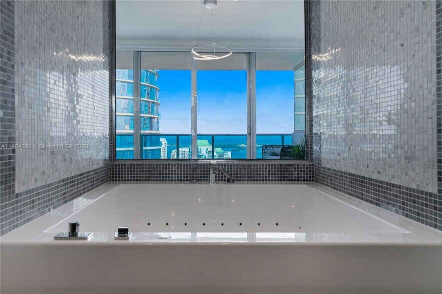 Building Photo - 200 S Biscayne Blvd