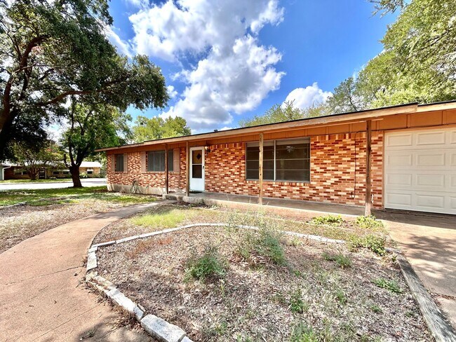 Building Photo - 3 Bed, 2 Bath Home – Fully Equipped & Move-In Ready!