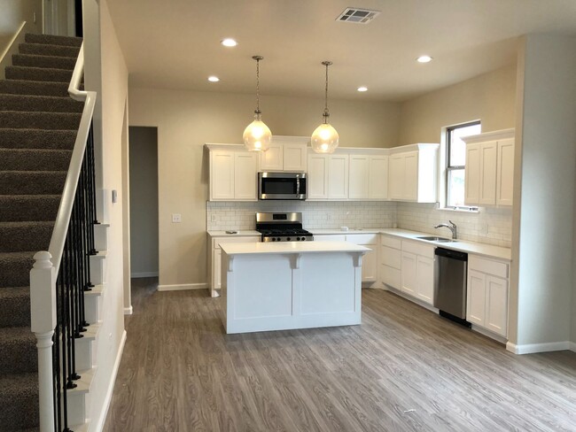 Building Photo - Stunning fully furnished 3 Bed 2.5 bath ho...