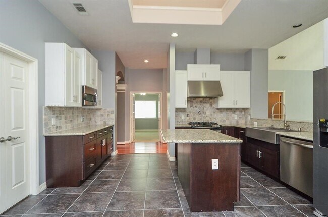 Building Photo - 3223 Forrester Dr