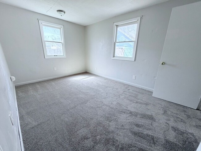 Building Photo - Stretch out in this large 3 bed 2 bath!