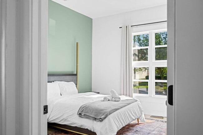 Building Photo - 906 Villa Ave