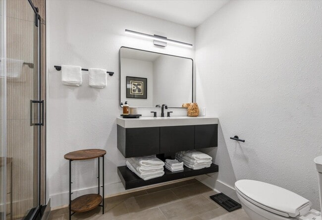 Building Photo - 643 W 8th Ave