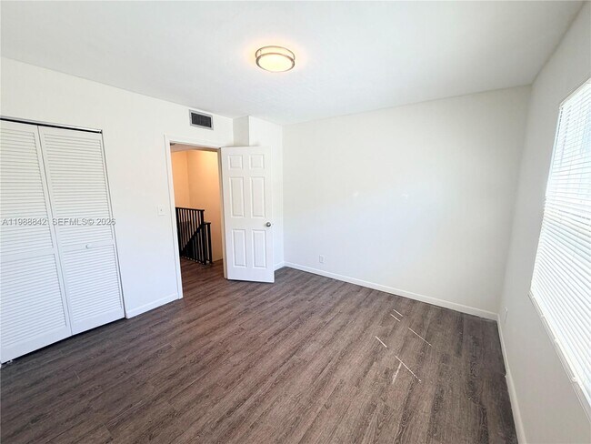 Building Photo - 6131 SW 42nd Ct