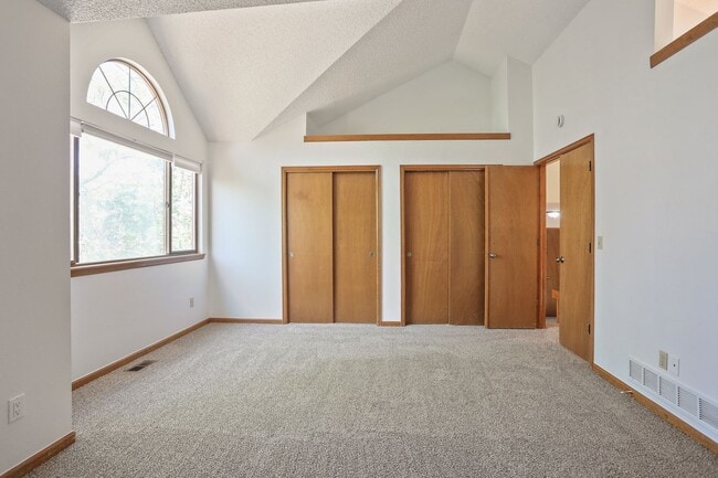 Building Photo - Beautifully Updated 3BR/2.5BA Home in Longmont – $300 Off First Month's Rent