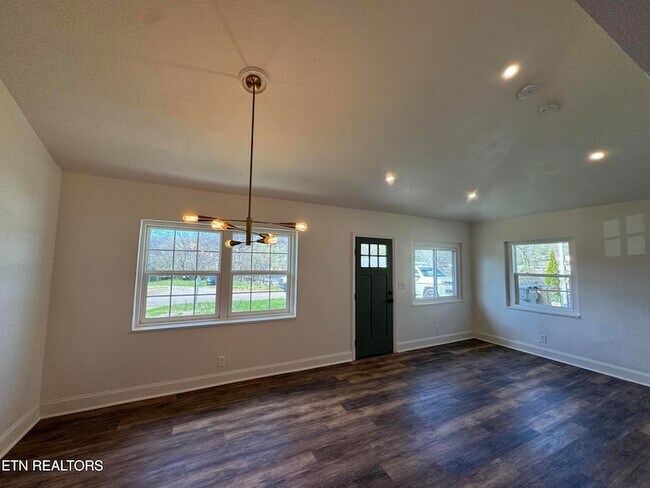 Building Photo - 1712 Vada Cir