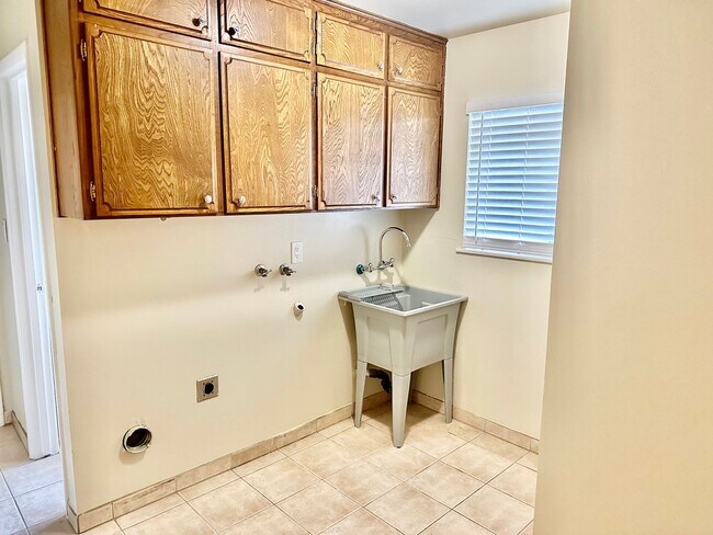 Building Photo - Spacious North Fresno 4/3 with Pool