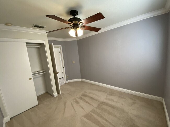 Building Photo - Charming Single-Story Home in Tracy — Across from the Park!