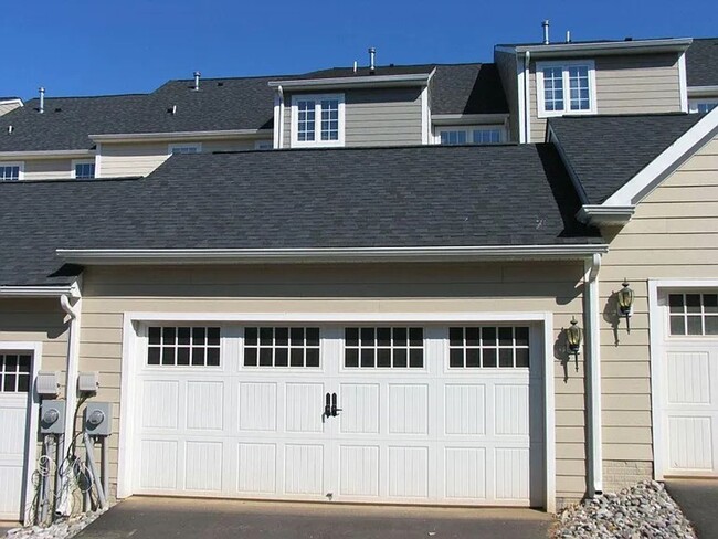 Building Photo - Beautiful townhome - 4BR, 2.5 Ba in a grea...