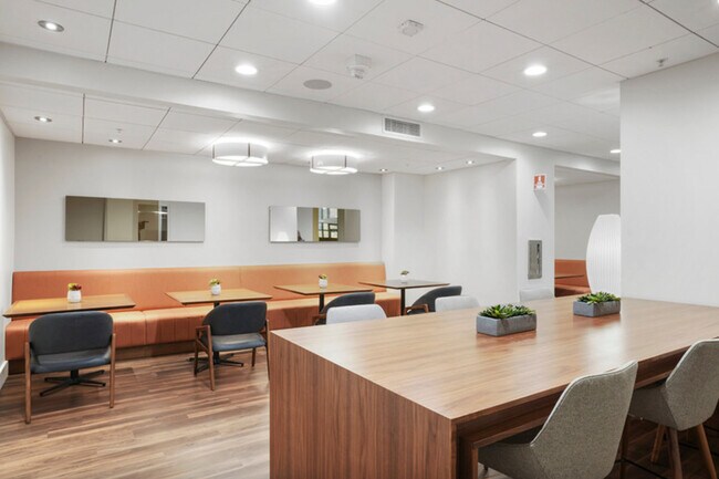 Building Photo - 400 Clementina St